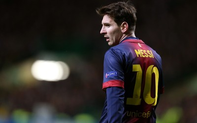 熊猫电竞动态-C罗与队友庆祝感人至深