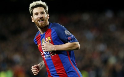 熊猫电竞精华-世界杯夺冠后家乡为他立雕像