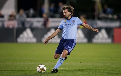 熊猫电竞播报-比约恩训练中与男球员对抗不落下风