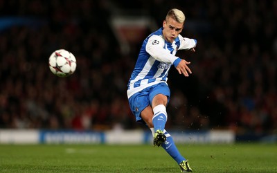 熊猫电竞动态-莫拉塔这球弹地后诡异弧线入门